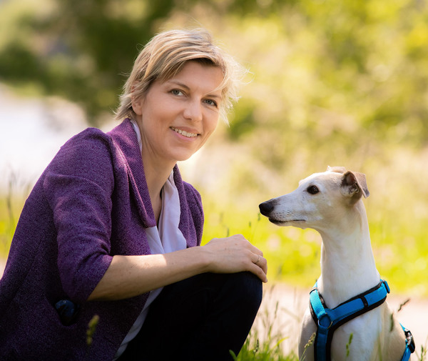 Eva Persy mit Hund Furio