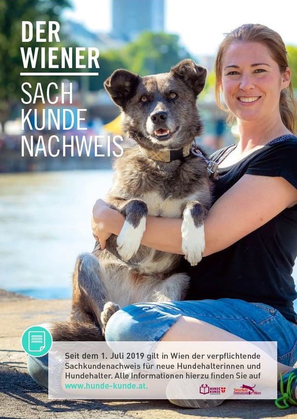 Poster zum Sachkundenachweis, auf dem Frau mit großem Hund im Arm vor der Kamera posiert, im Hintergrund ist der Donaukanal zu s