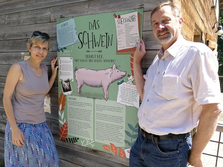 Am Schweinestall: Tierschutzombudsfrau Eva Persy und Herbert Veit, Geschäftsführer des Landgut Wien Cobenzl.